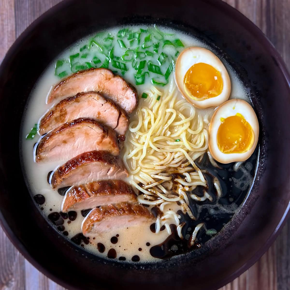 飯田商店招牌醬油拉麵與鹽味拉麵展示