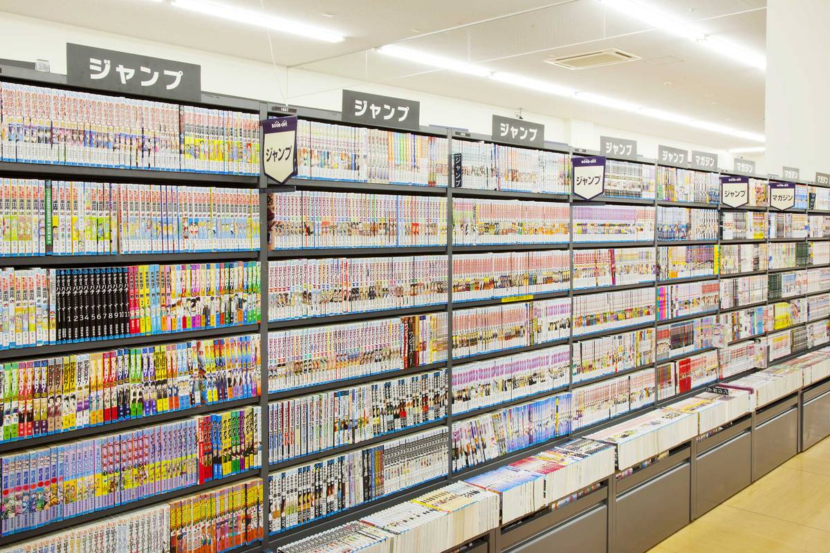 日本古本屋內整排二手漫畫書架
