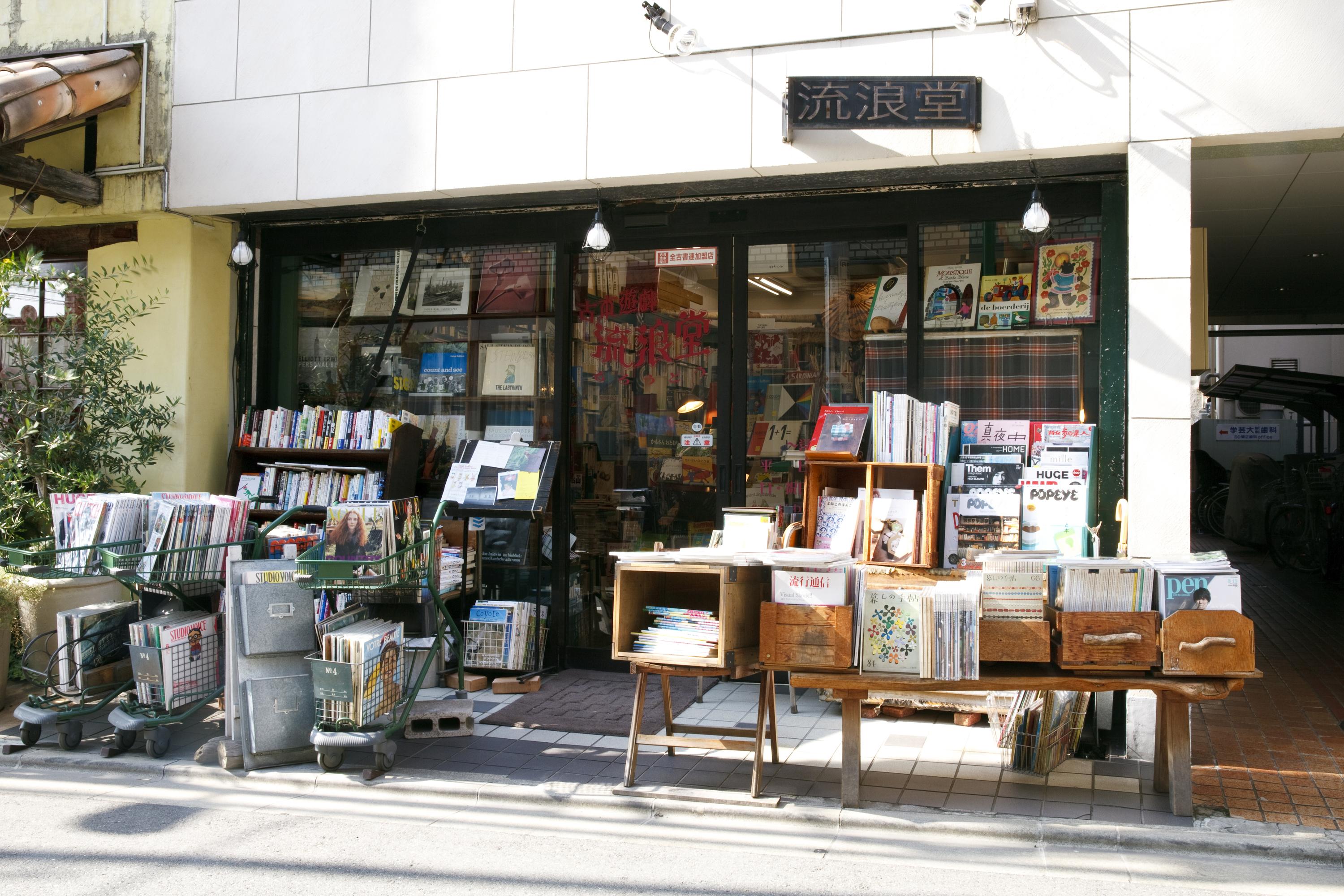 古本屋內部書架