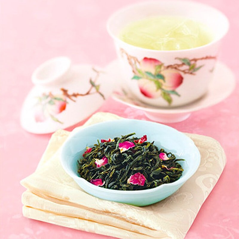 白桃烏龍茶葉特寫綠茶葉與粉紅花瓣