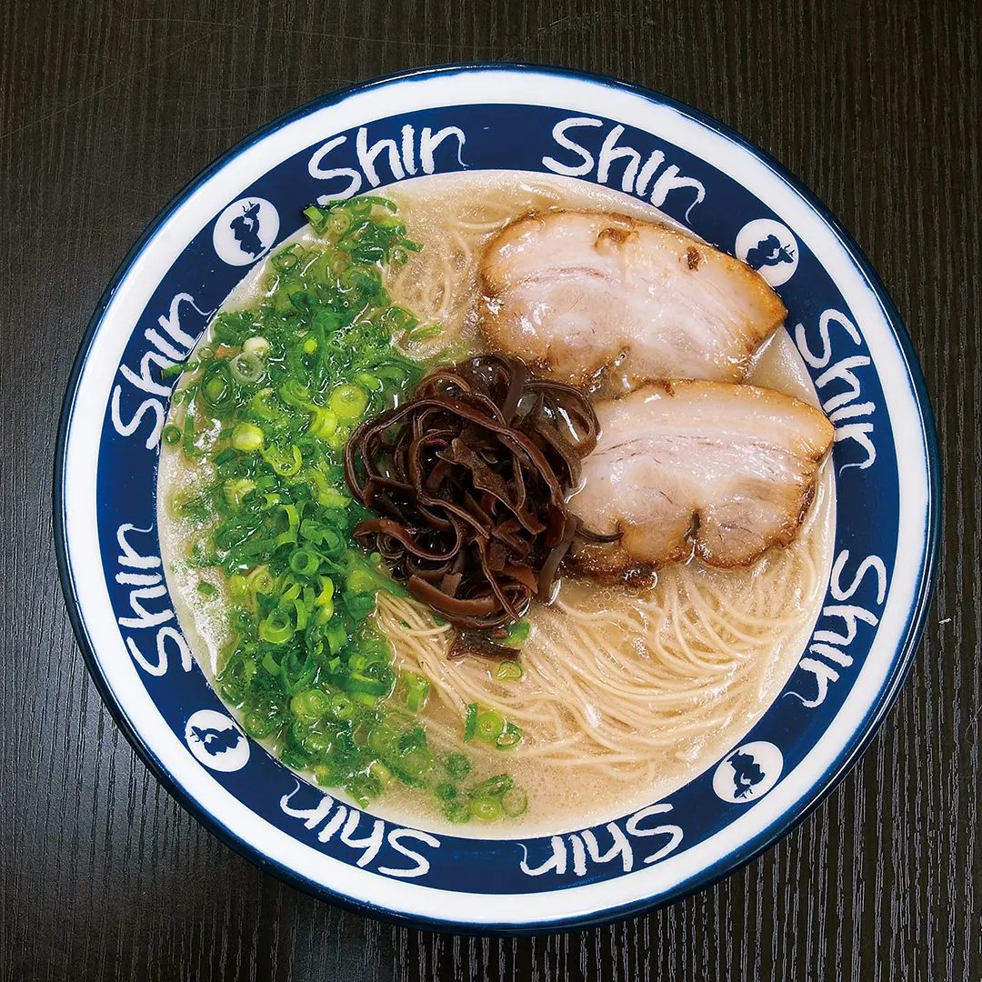 Shin Shin 拉麵 粗麵條 濃厚豚骨湯頭 特寫